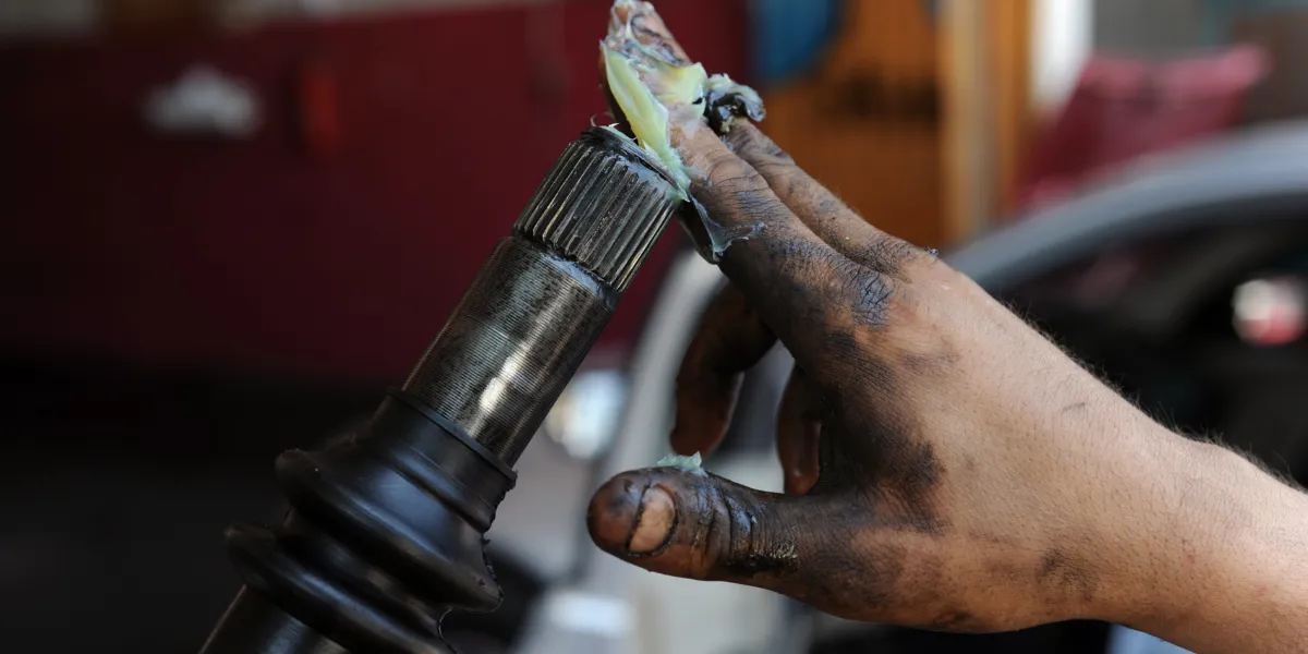 HOW GREASES CONTRIBUTE TO LONGER FLEET VEHICLE LIFESPANS